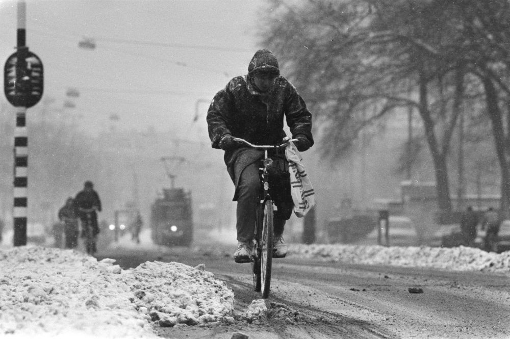Hevige sneeuwval fietsers in de sneeuw, Bestanddeelnr 932 8415
