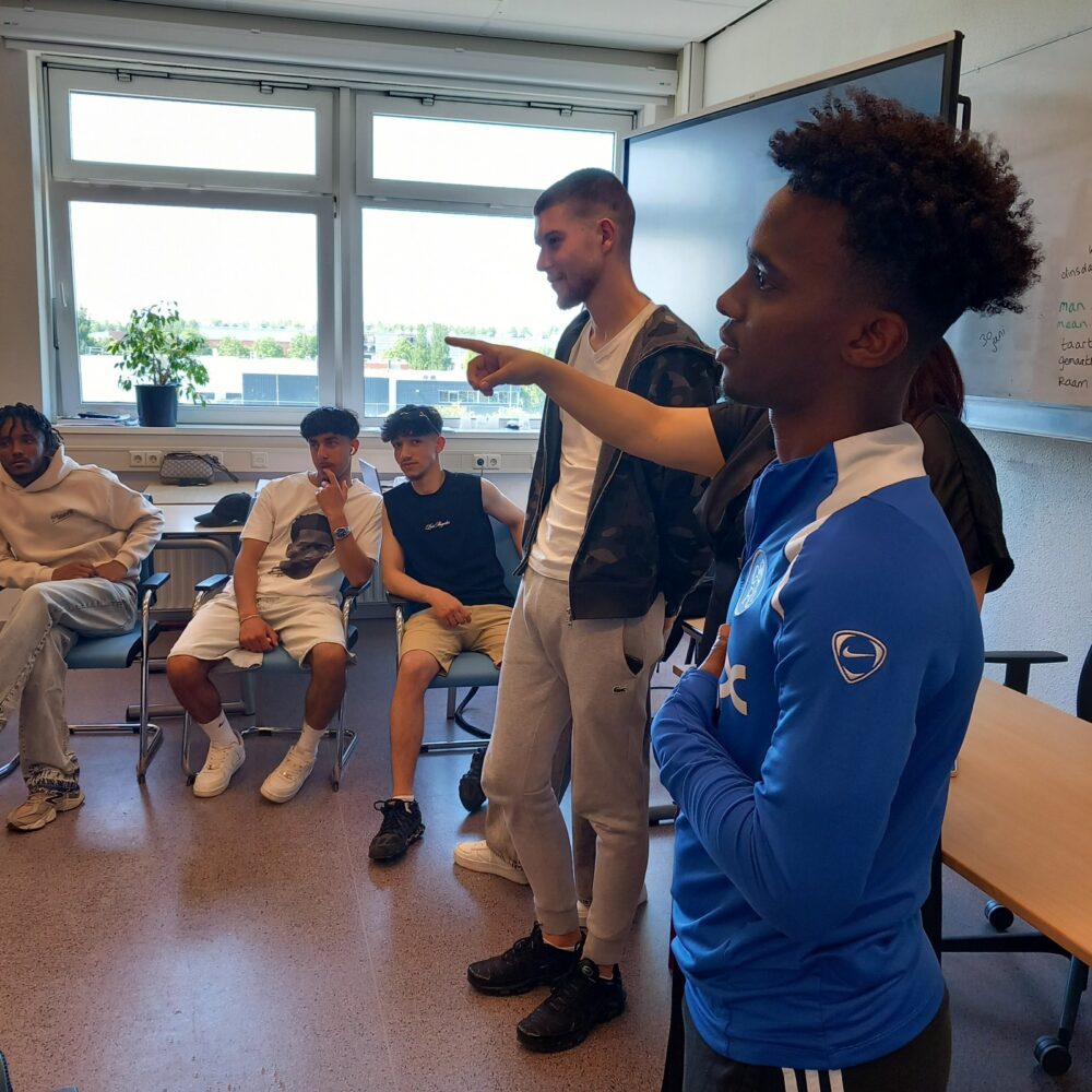 Jongeren van Friend4Friend beelden tijdens de training Durf te Spreken een beklimming van de Mount Everest uit tijdens een improvisatieoefening.