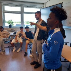 Jongeren van Friend4Friend beelden tijdens de training Durf te Spreken een beklimming van de Mount Everest uit tijdens een improvisatieoefening.